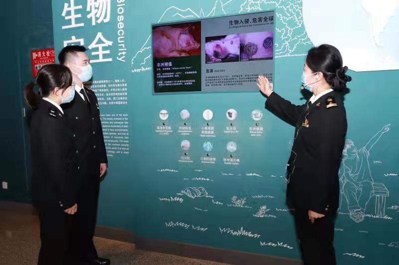 国庆假期，边检民警坚守岗位，服务保障出入境人员顺畅通关.jpg