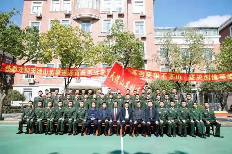 国庆假期,边检民警坚守岗位,服务保障出入境人员顺畅通关.jpg
