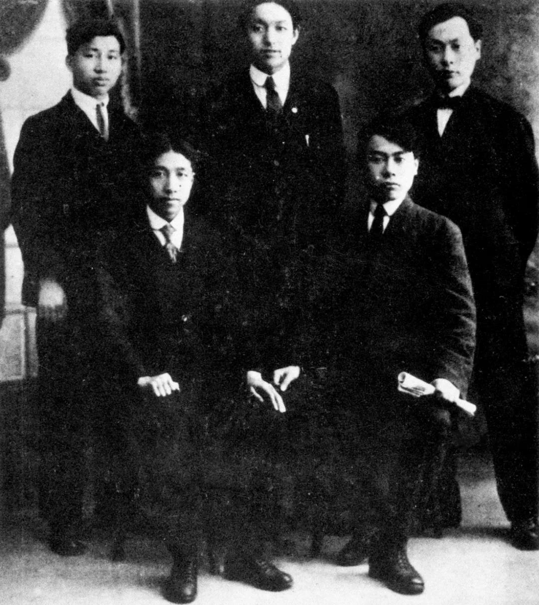 1920年，陈毅（后排右一）与在法国勤工俭学的同学合影.jpg