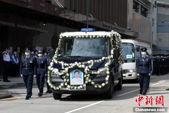 图为香港警队水警总督察林婉仪的灵车缓缓驶离殡仪馆。陈永诺 摄