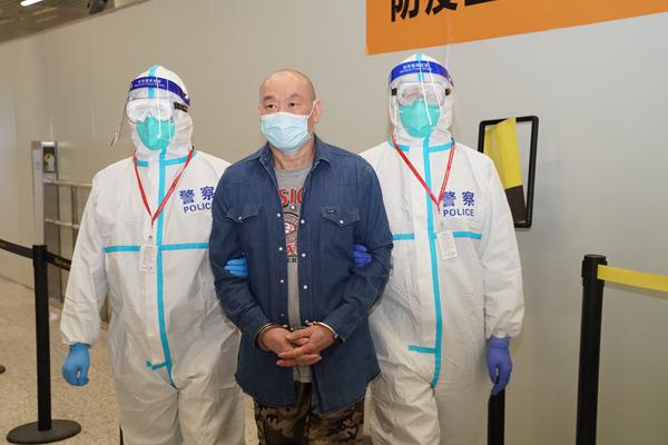 外逃20年的职务犯罪嫌疑人许国俊被强制遣返回国。