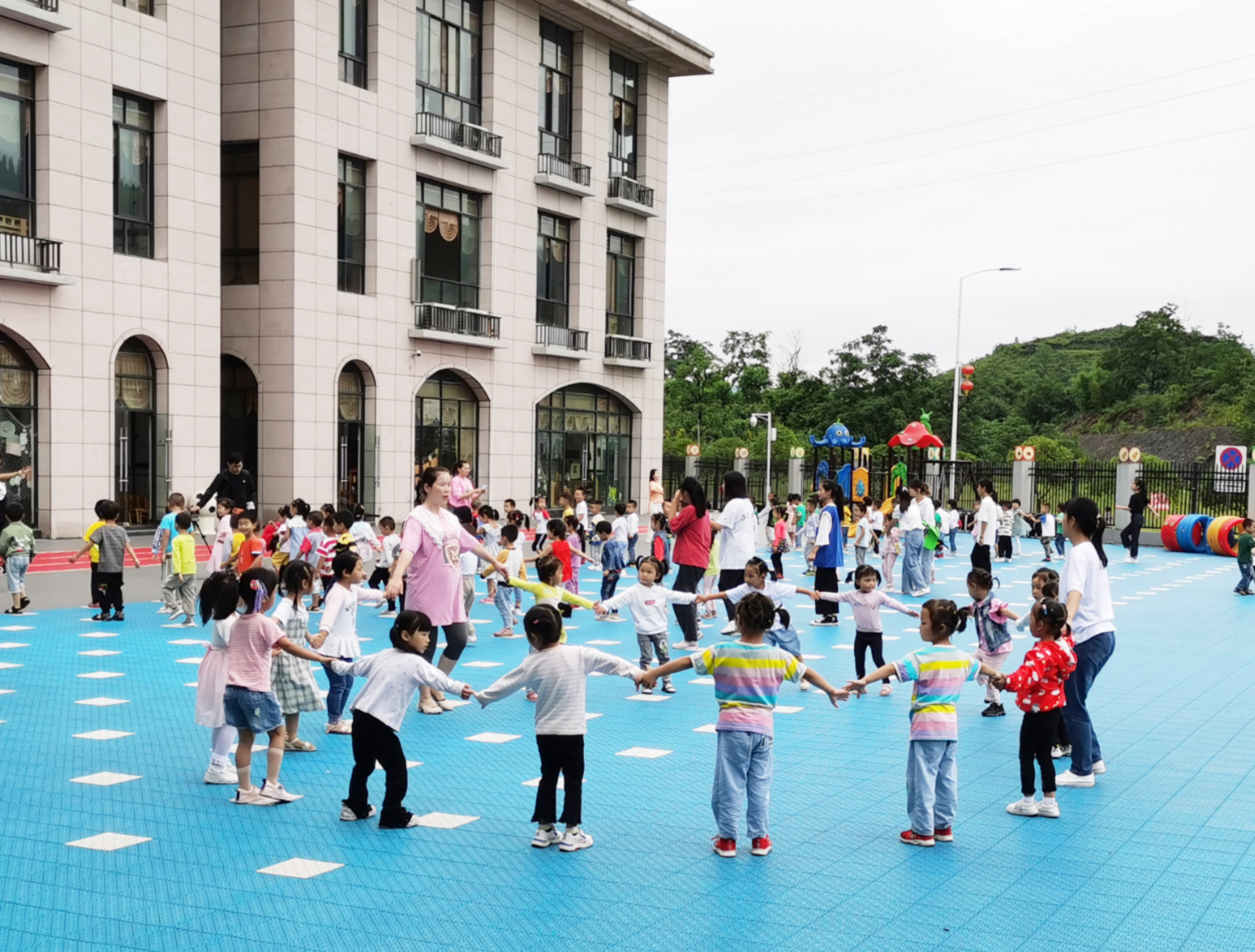 序号6教育：贵州省遵义市正安县上海艺术实验幼儿园的孩子参加户外活动.jpeg