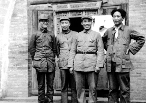 毛泽东（右一）、周恩来（右三）、朱德（右二）等在陕北.jpg
