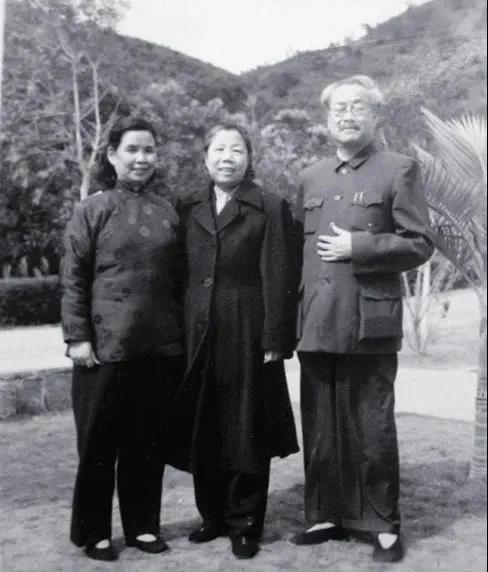 上世纪50年代，吴德峰（右）、戚元德（左）夫妇与邓颖超合影.jpg
