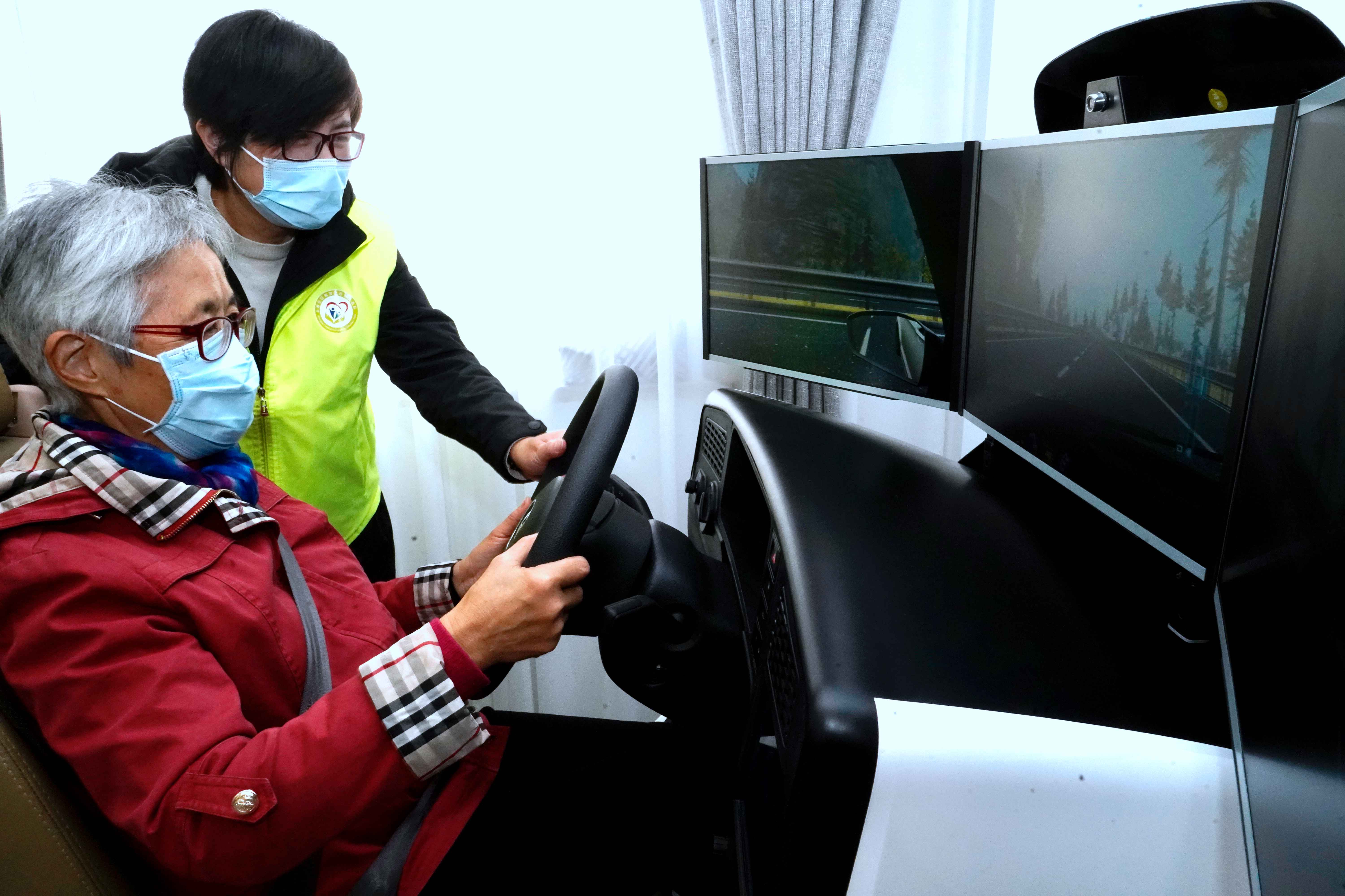 上海老年大学学员在“金融交通岛”体验模拟驾驶（朱水苗 摄）.jpg