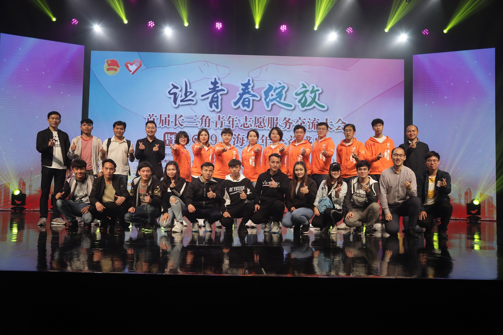 上海青年志愿者与老挝留学生2.jpg