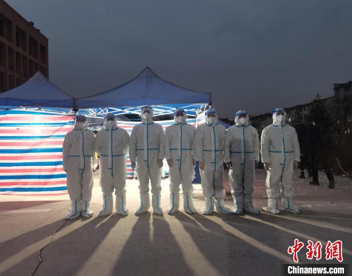 永康市公安局民警夏方方 (右一)。　胡咏琴 摄