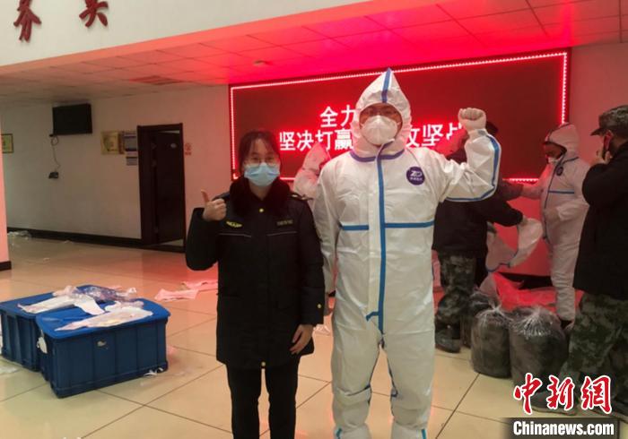 进封控区前，吴鹤松(右一)和妻子娄贝智(左一)拍下合影。　翁俏 供图