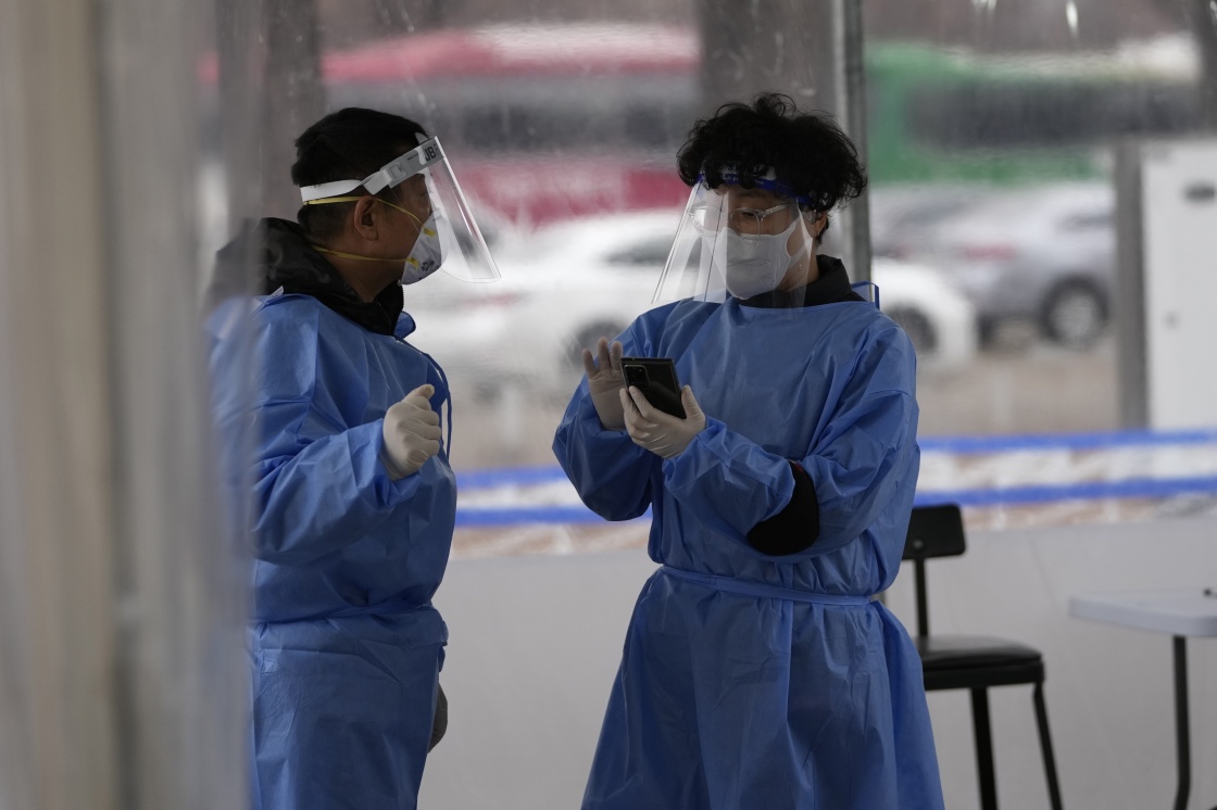 1月25日，医务人员在韩国首尔一处新冠病毒检测点工作。新华社 图