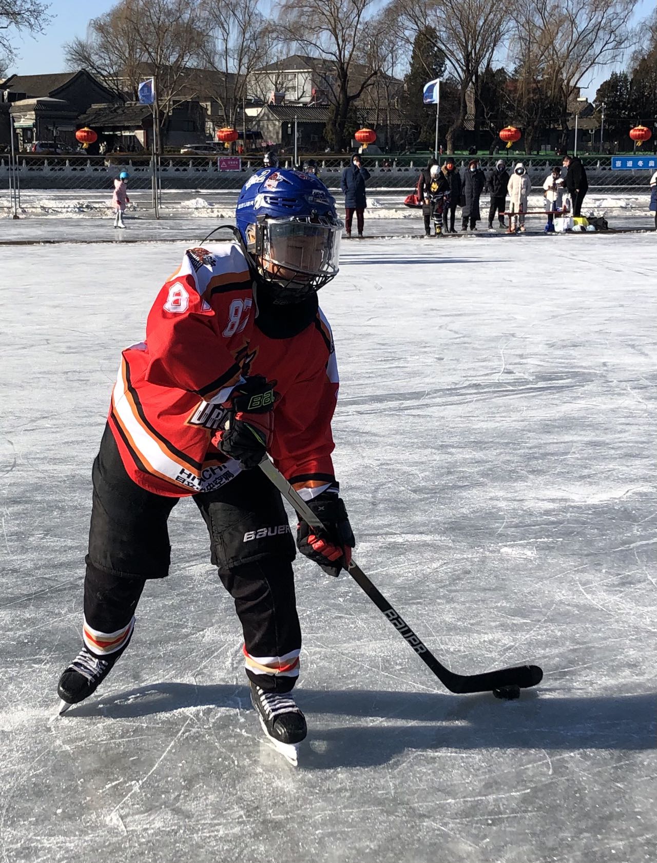 11岁的冰球运动员杨熠辰正在运球.jpg