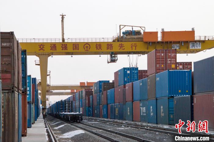 满洲里站集装箱货场作业场区。　果乃轮 摄