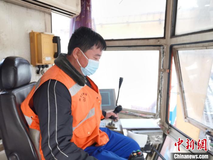 杨志远正在进行返程班列换装作业。　果乃轮 摄