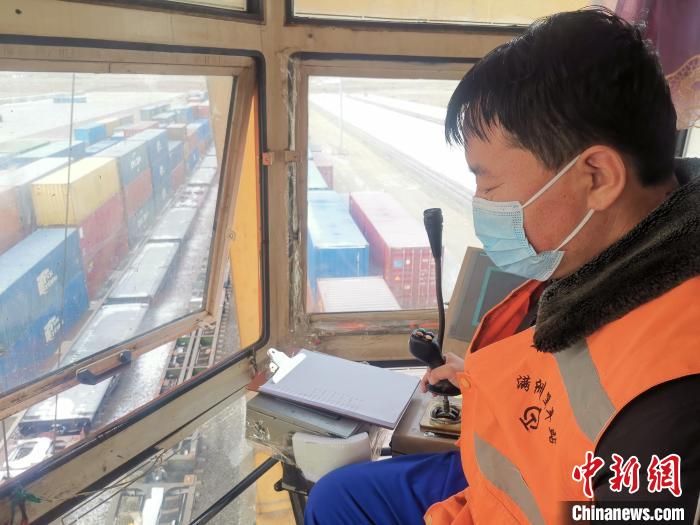 杨志远正在进行返程班列换装作业。　果乃轮 摄