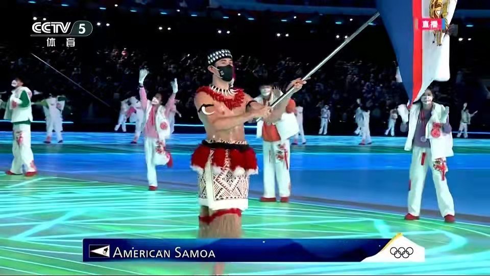 北京冬奥会开幕式美属萨摩亚代表团旗手内森·克鲁普敦不惧严寒，“抹油”出场。