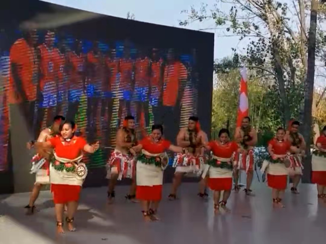 2019年汤加国庆日，在华汤加留学生表演舞蹈时“抹油”亮相。