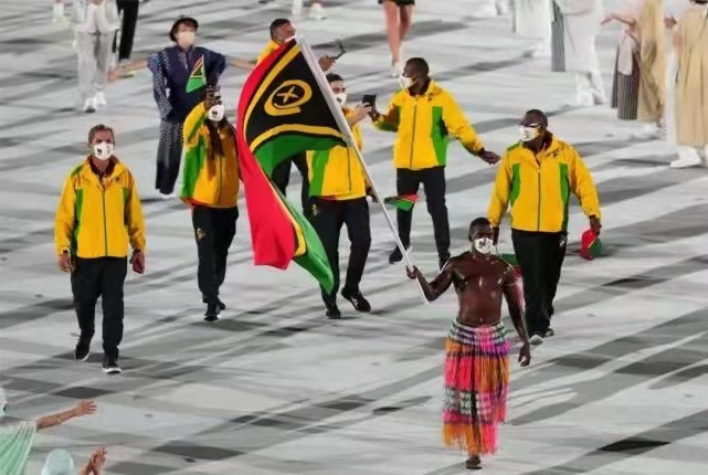 东京奥运会上“抹油”出场的瓦努阿图代表团旗手。