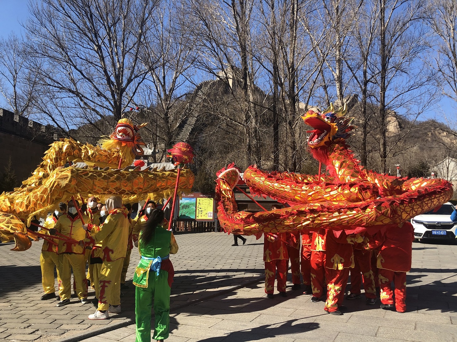 北京延庆石佛寺村以舞狮欢迎游客。江胜信 摄.jpg