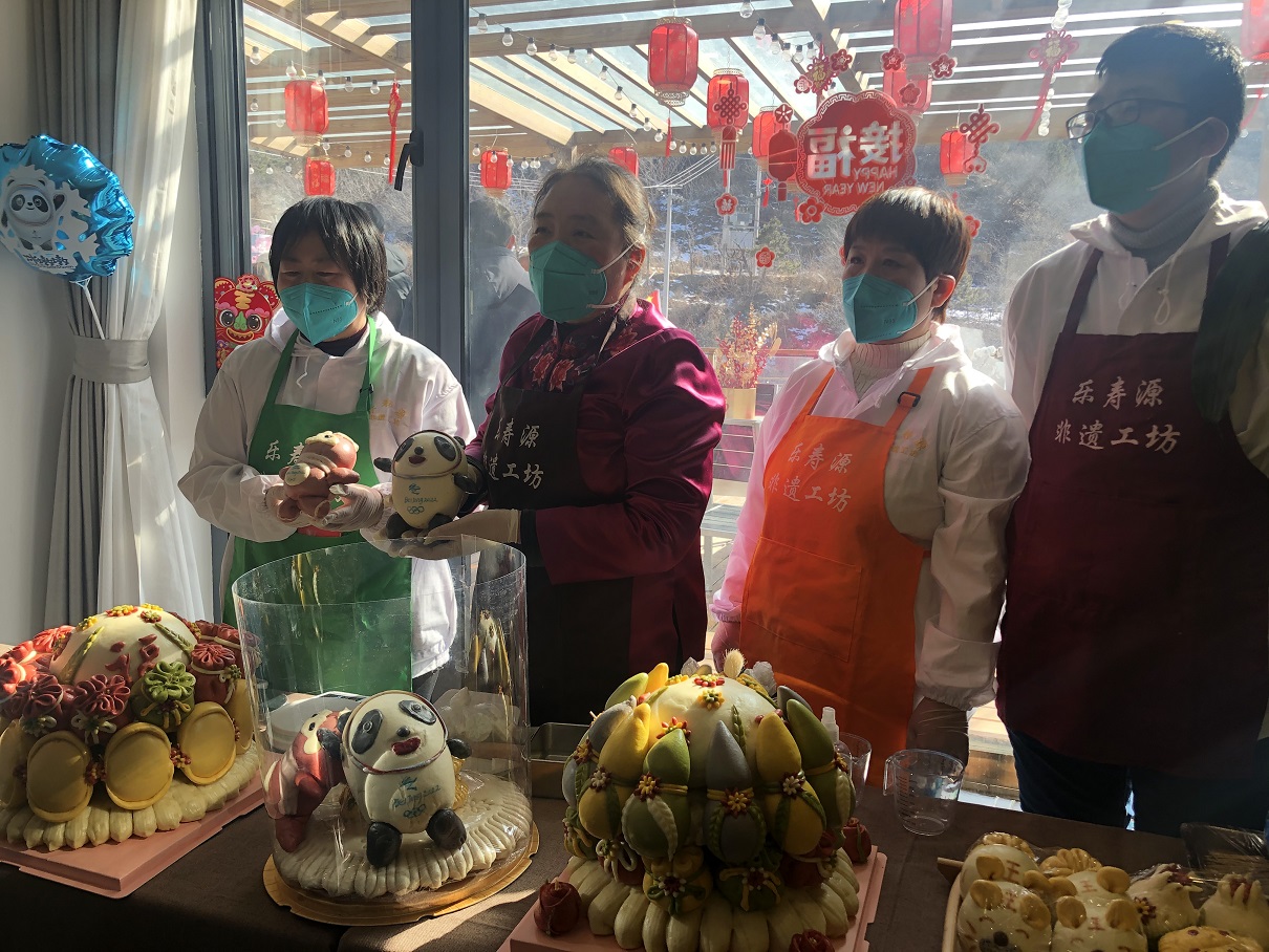 “沐”民宿的糕点师傅在展示奥运主题的花馍。江胜信 摄.jpg