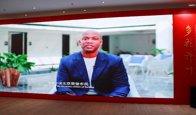 北京控股篮球俱乐部主教练、北京市荣誉市民斯蒂芬·马布里（Stephon Marbury）视频发言 光明网记者 张瑜摄_gaitubao_750x441.jpg