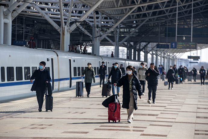 2月25日，乘客在江苏泰州站准备上车。当日是2022年春运最后一天。新华社 图