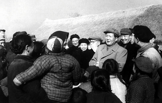 1955年,毛泽东在南京郊区饶辰乡十月农业合作社和群众交谈645.jpg