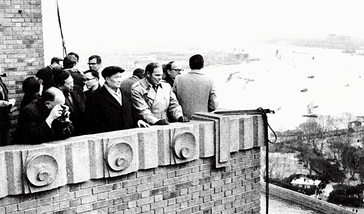 1972年1月，美国黑格将军在上海大厦楼顶俯瞰市容750.jpg
