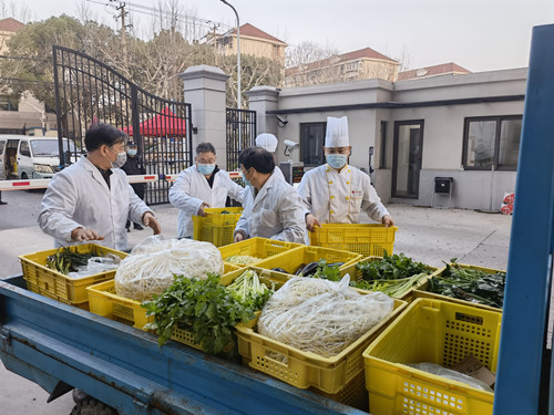 华东师大拓展蔬菜原材料采购渠道，确保物资新鲜充足，供餐平稳有序_副本.jpg