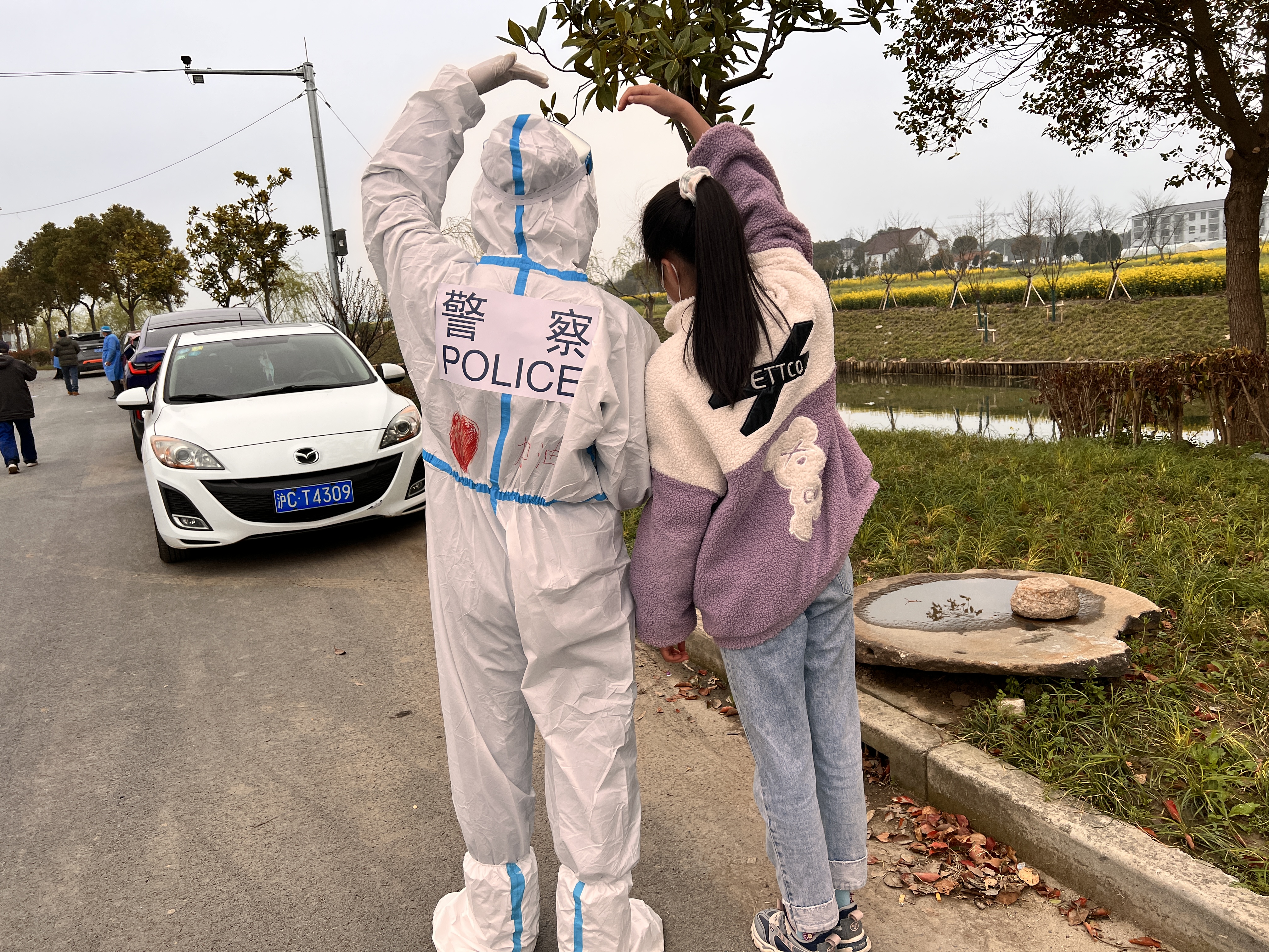 方舱采样室内工作场景3 陈兴洲 摄.jpg