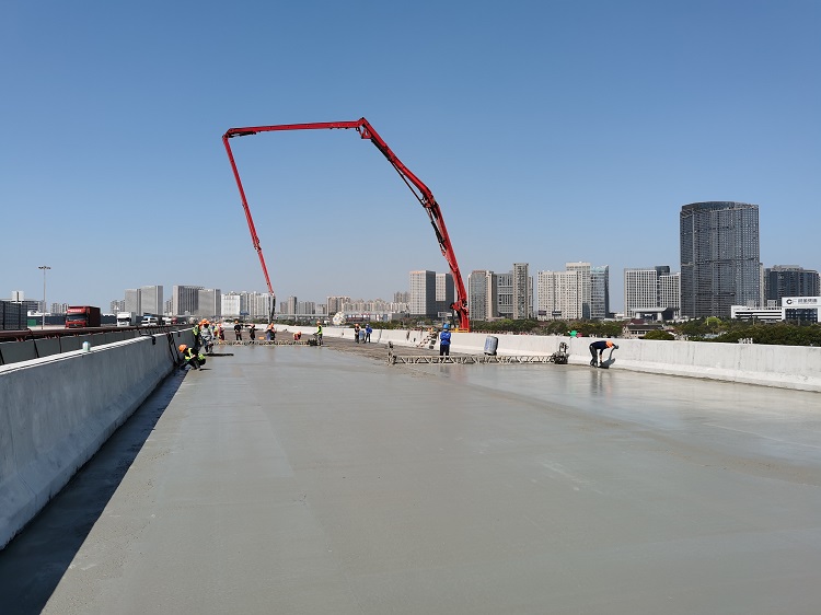 吴淞江工程(上海段)G1503桥桥面铺装浇筑.jpg