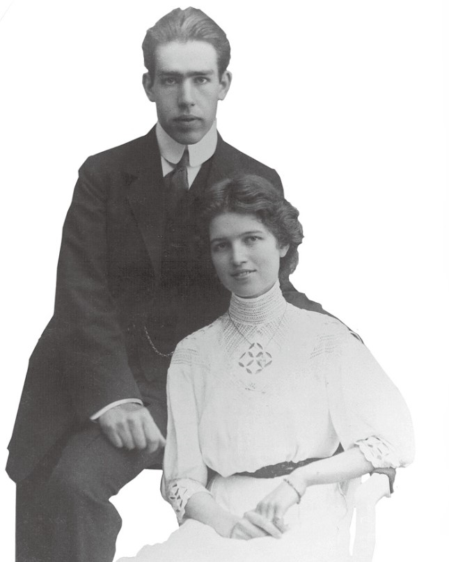 1911年，玻尔与他未来的妻子玛格丽特。一年后，他们便结婚了。他们的儿子汉斯·玻尔写道：“她（玛格丽特）的意见和决断是他（玻尔）日常生活的支柱，她以各种可能的方式与我父亲分享她的生活。”玛格丽特在玻尔去世后又活了22年，直到1984年才去世，享年94岁.jpg