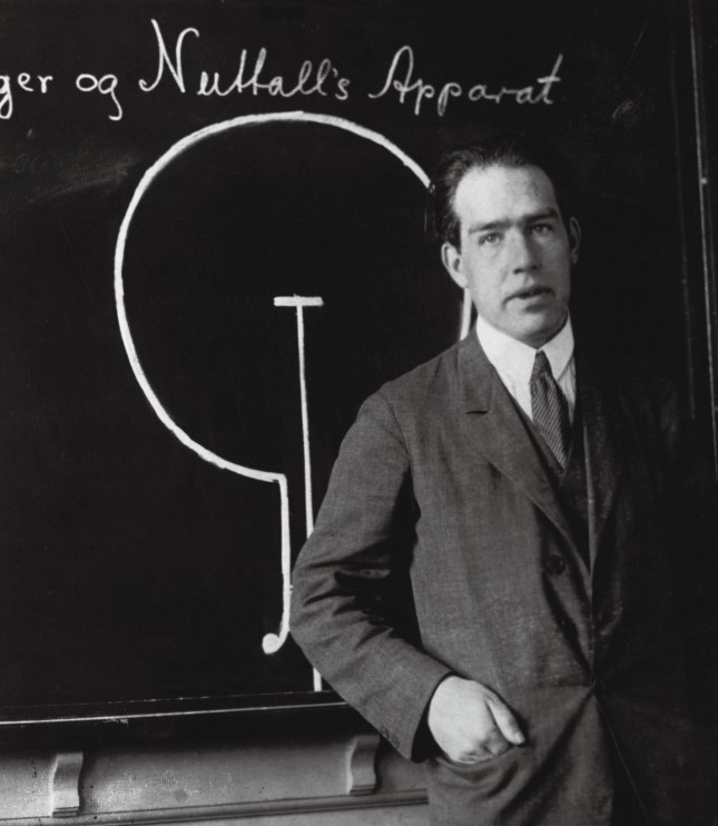 1925年，尼尔斯·玻尔在位于哥本哈根的理论物理研究所发表演讲。3年前，玻尔因研究原子结构及其辐射而获得了诺贝尔奖.jpg