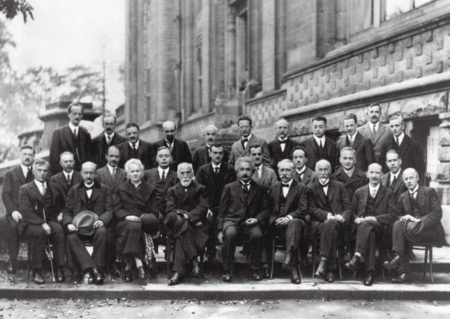 1927年，参加索尔维会议的量子理论的缔造者，其中包括玻尔、马克斯·博恩和保罗·狄拉克（中间一排从右数第1、2 位，以及第5位）以及维尔纳·海森堡、沃尔夫冈·泡利和欧文·薛定谔（后排从右数第3、4位，以及第6位）。爱因斯坦（第1排，中间）批驳海森堡的“不确定原理”，称“上帝不玩骰子”，但玻尔反唇相讥道：“爱因斯坦，请不要教上帝该做什么。”.jpg