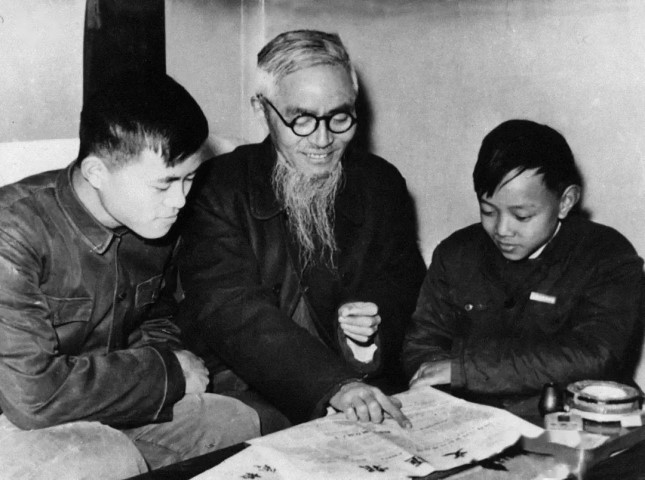 1955年，宋菲君（右）与外公丰子恺（中）、小舅舅丰新枚在上海日月楼中读报.jpg