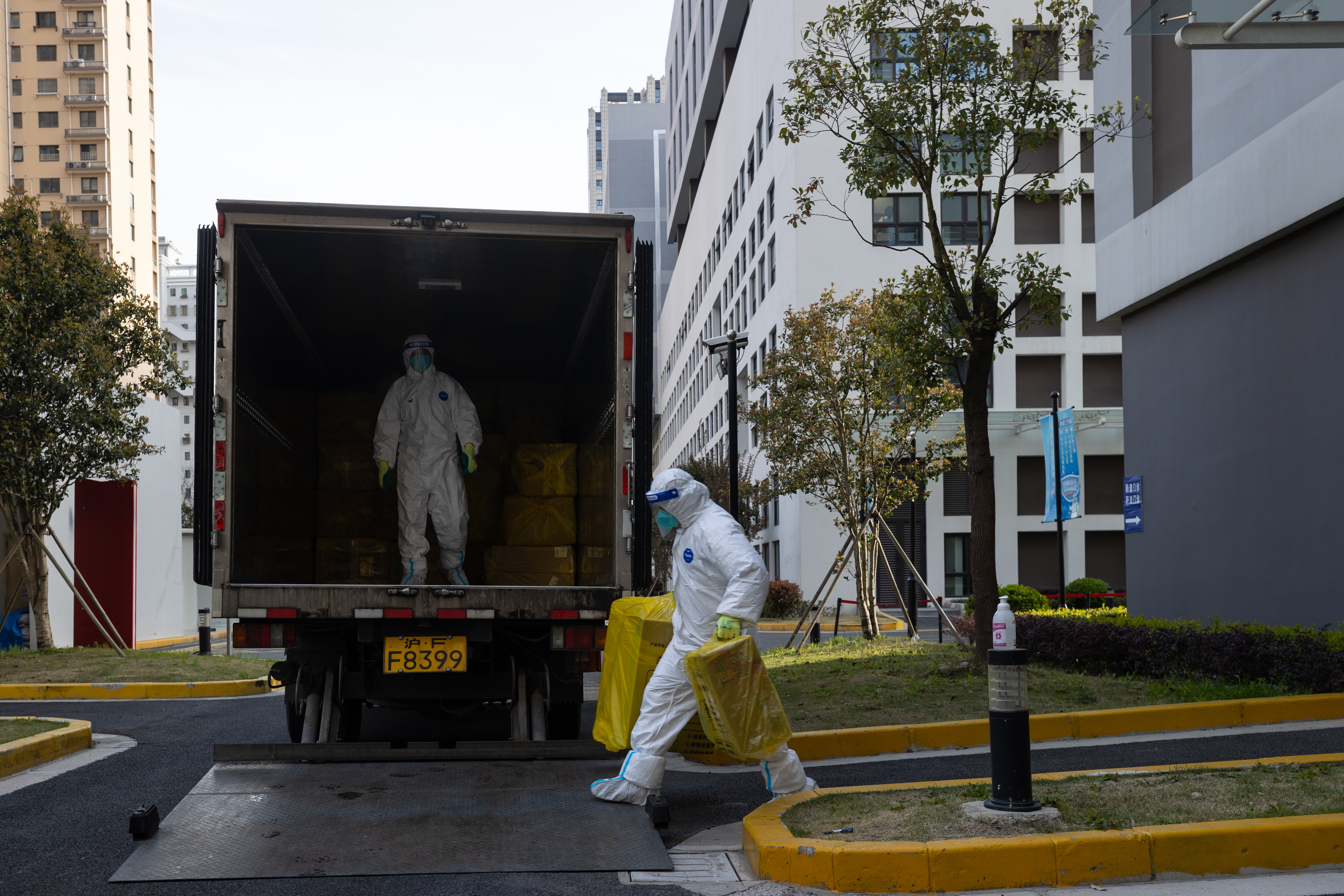 4医废收运人员收运涉疫垃圾 .jpg