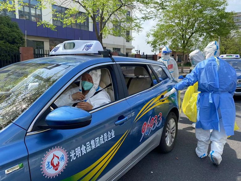 海博出租雷锋车队成员在保供现场.jpg