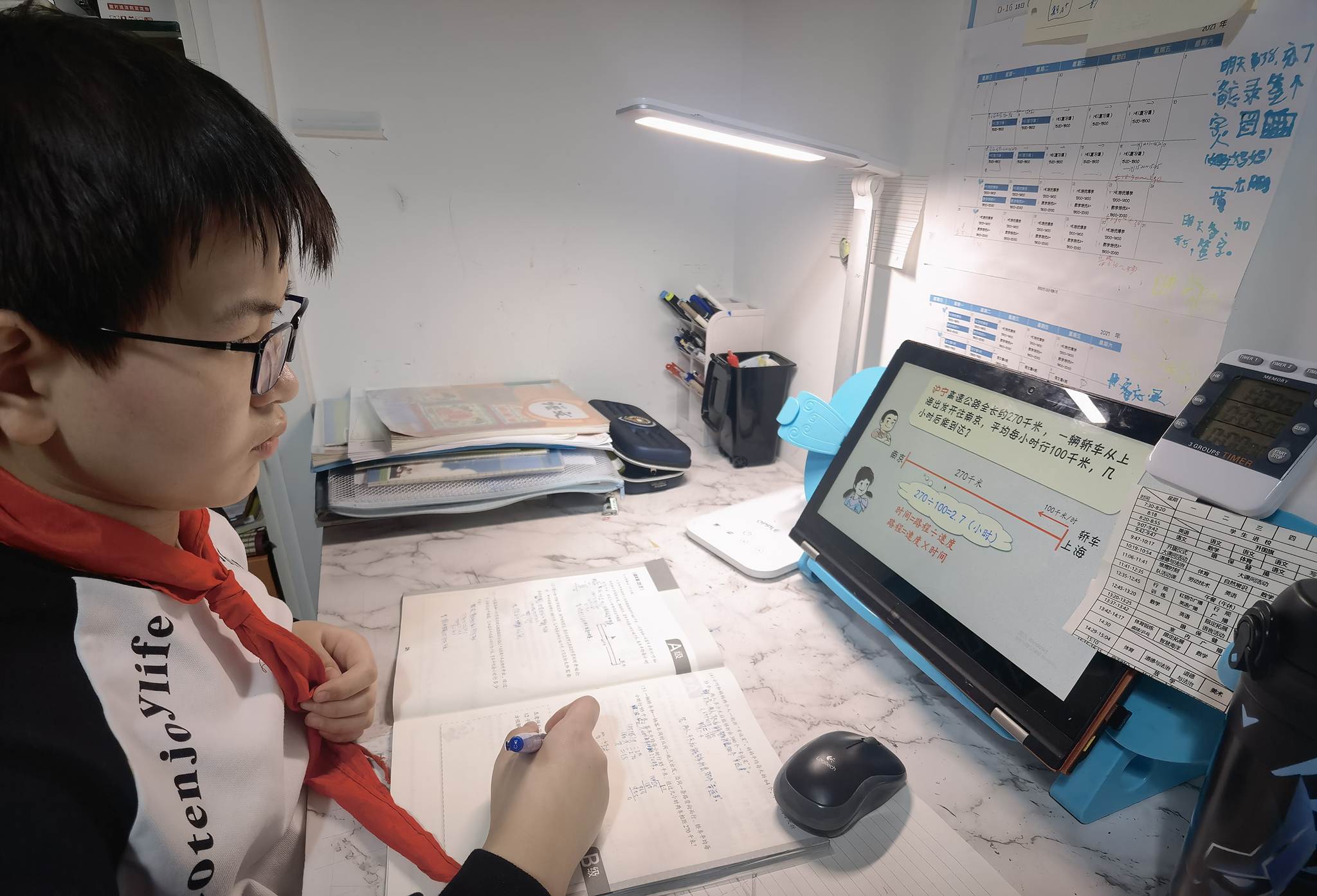 上海市静安区闸北第一中心小学为消除家长对学生在无监管状态下使用智能手机、平板电脑的顾虑，专门编写《智能手机、平板“儿童模式”使用指南》。图为该校学生正在进行在线学习。.jpg