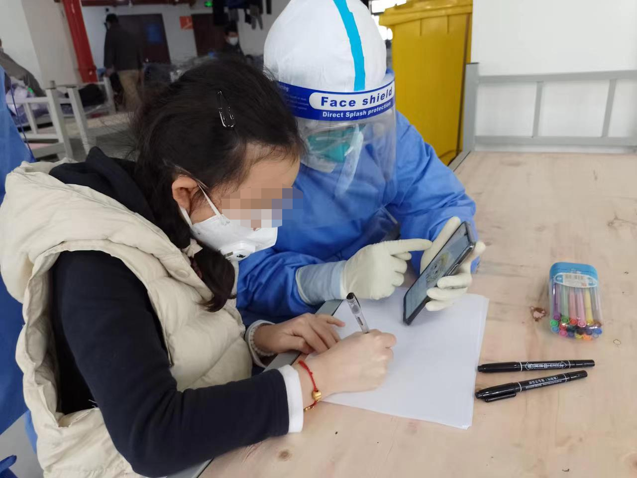 王姗男教患者画画。