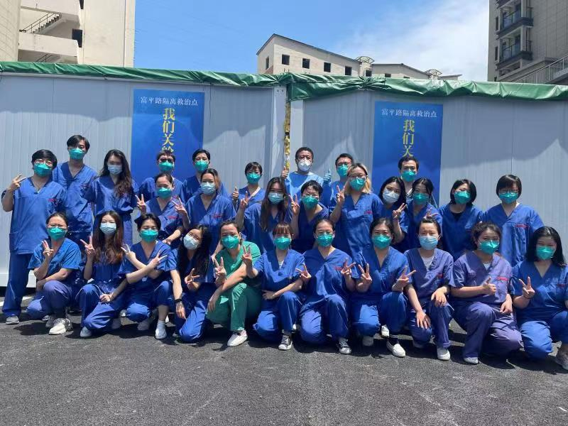 关舱合影