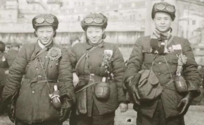 左一为王漫如，右一为叶鸣