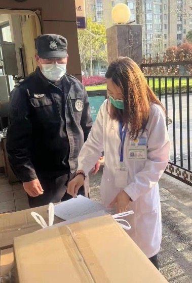 普陀区万里社区卫生服务中心中医科组负责人张晓蒙医师，在本轮疫情期间负责5个居民区用药保障。万里社区卫生服务中心 供图