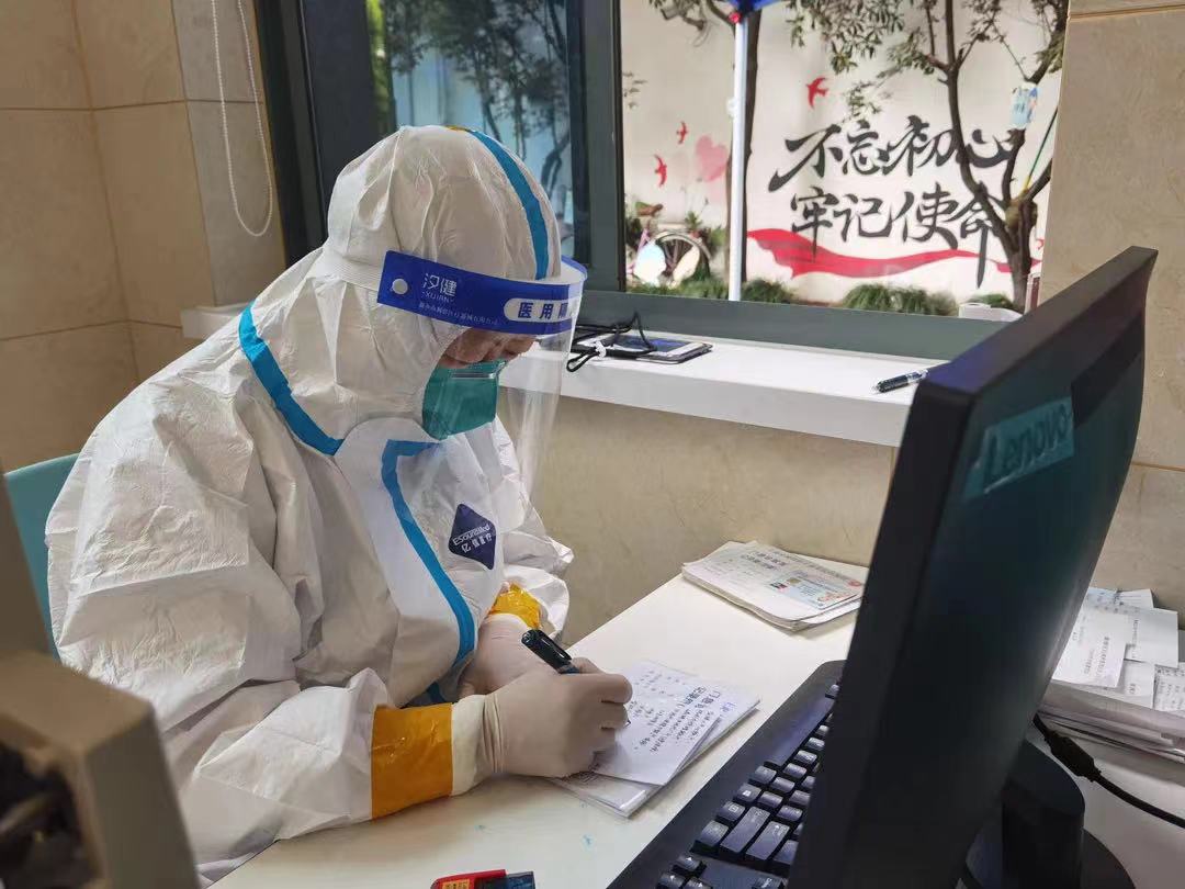 黄浦区打浦桥街道社区卫生服务中心中医医师张丽黎在疫情期间开设简易门诊。打浦桥街道社区卫生服务中心 供图