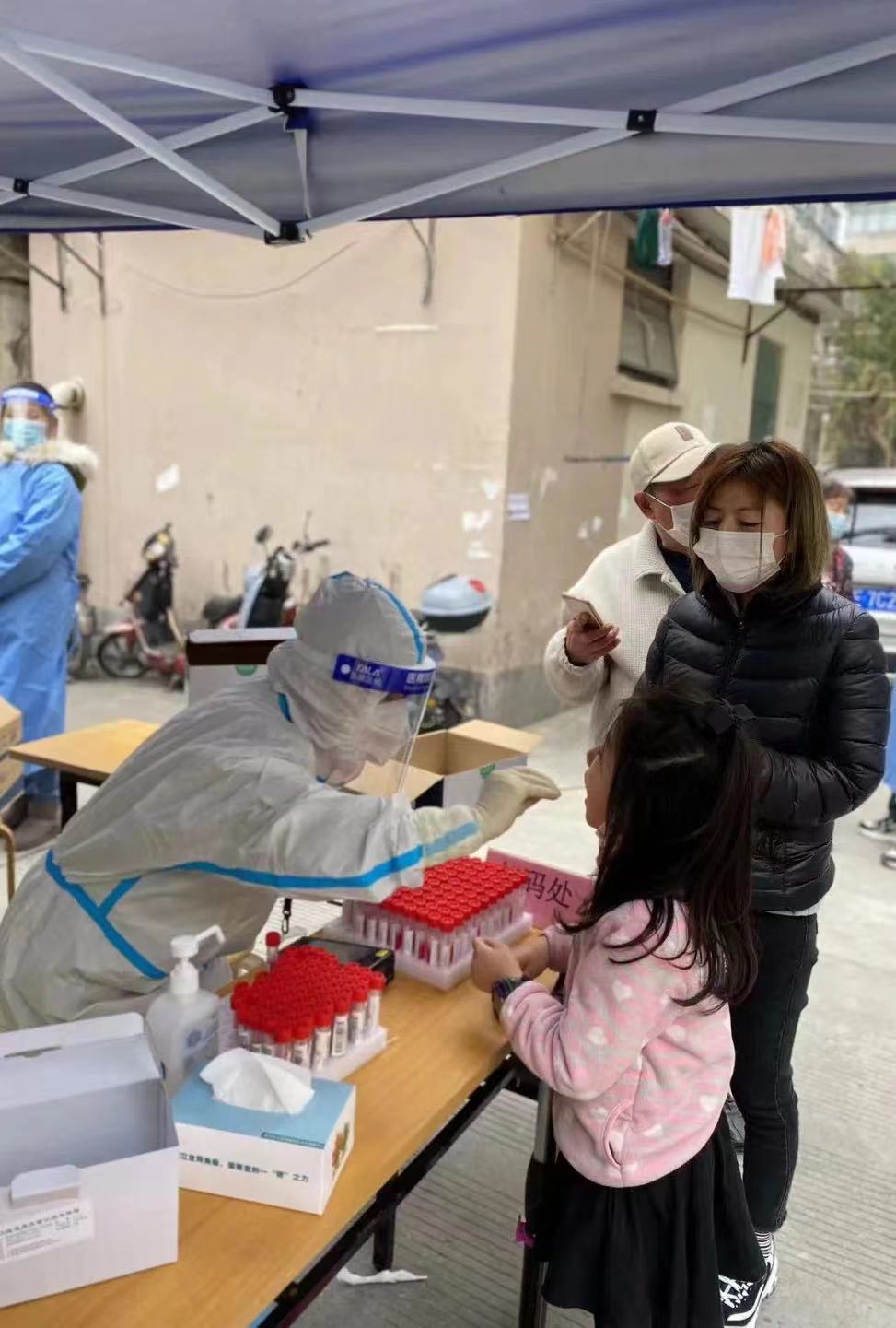 长宁区江苏街道社区卫生服务中心组成核酸筛查先锋战队，进入社区为居民开展核酸采样。江苏街道社区卫生服务中心 供图