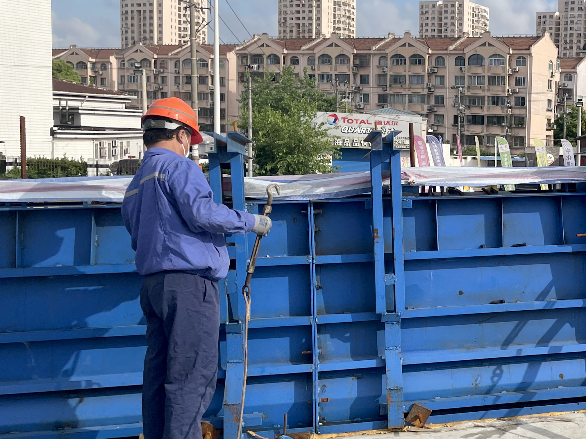 防撞墙模板拆除.jpg