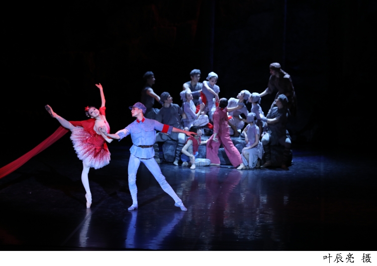 芭蕾舞剧《闪闪的红星》昨晚（24）首演。 均本报记者 叶辰亮摄 2018年10月24日，.jpg