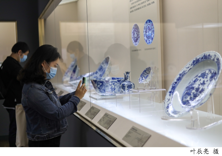 2021年10月28日，上海博物馆与法国吉美国立亚洲艺术博物馆合作，联合来自7个国家的12家知名博物馆及收藏机构举办的 “东西汇融——中欧陶瓷与文化交流特展”正式开幕。.jpg