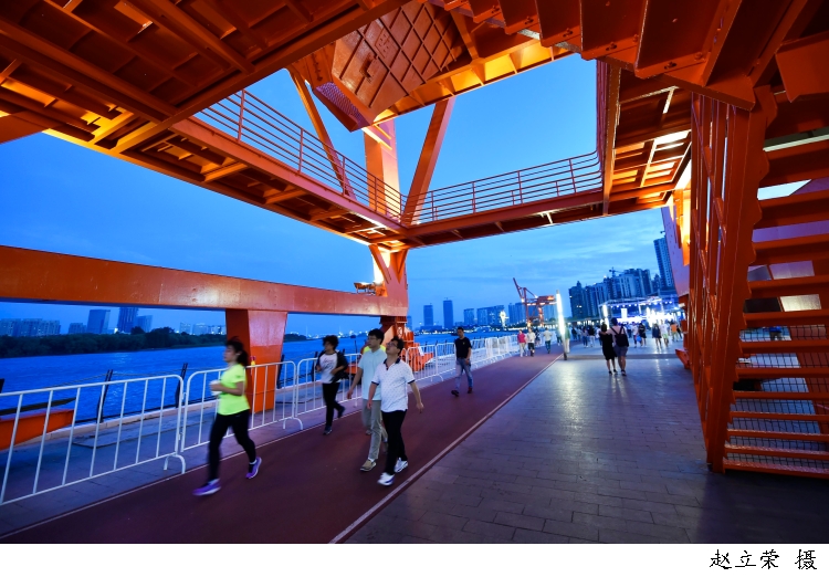 特意保留的吊车已成为徐汇滨江的标志性景观。.jpg