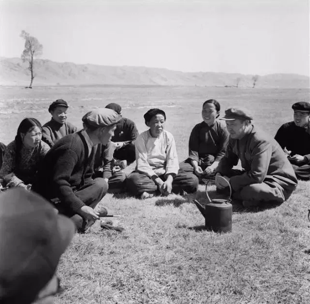 图为：1960年内蒙古自治区主要负责同志与农牧民座谈（摘自中中央统一战线工作部网站）.png