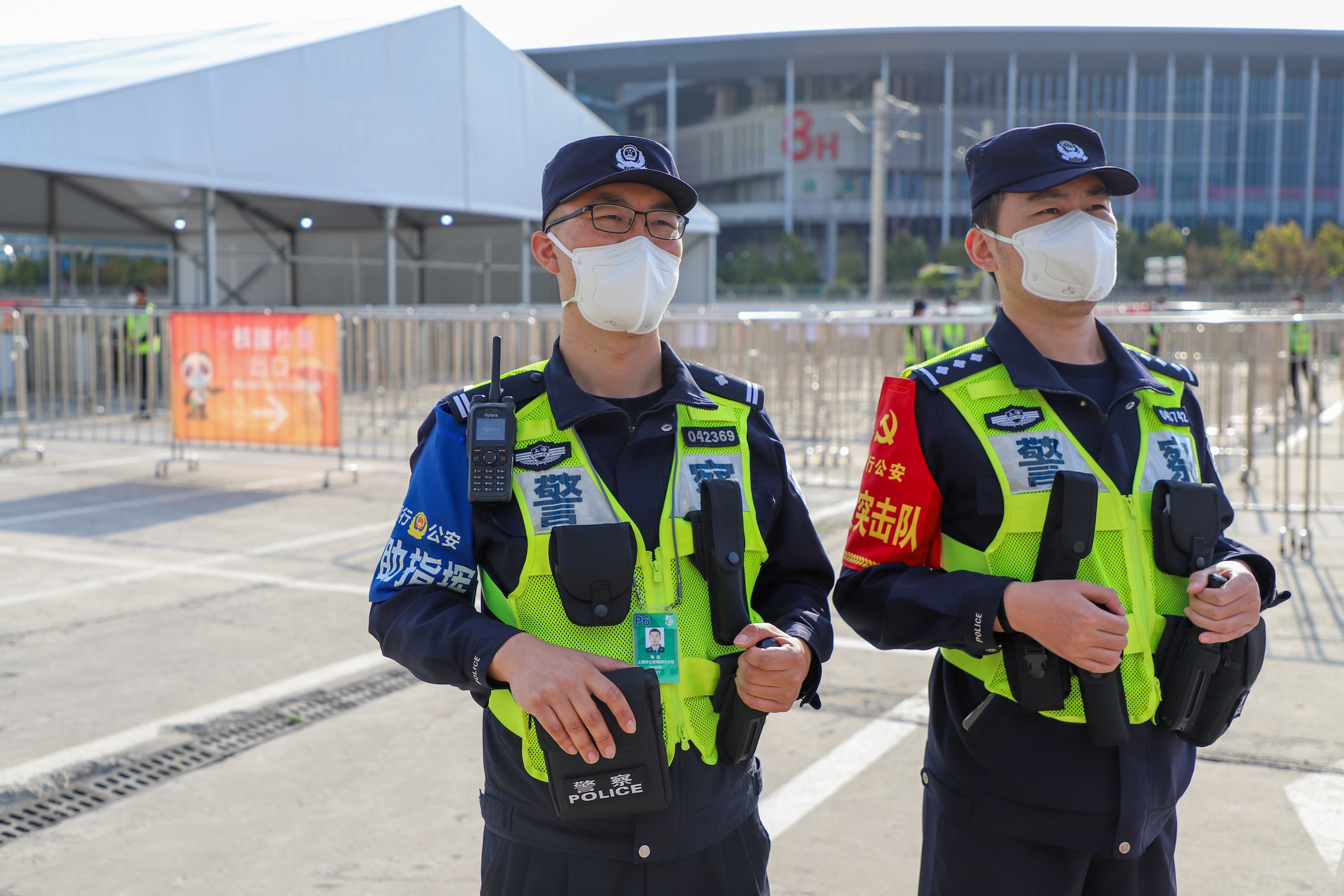 图为：巴特朝格图向边境派出所民警介绍边境一线情况  白玉泉摄.JPG