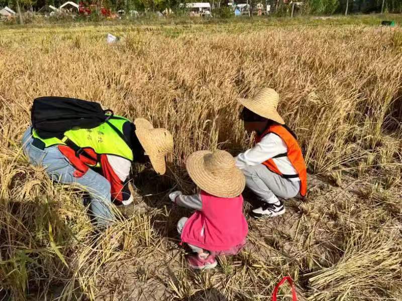 图为：巴特朝格图向边境派出所民警介绍边境一线情况  白玉泉摄.JPG