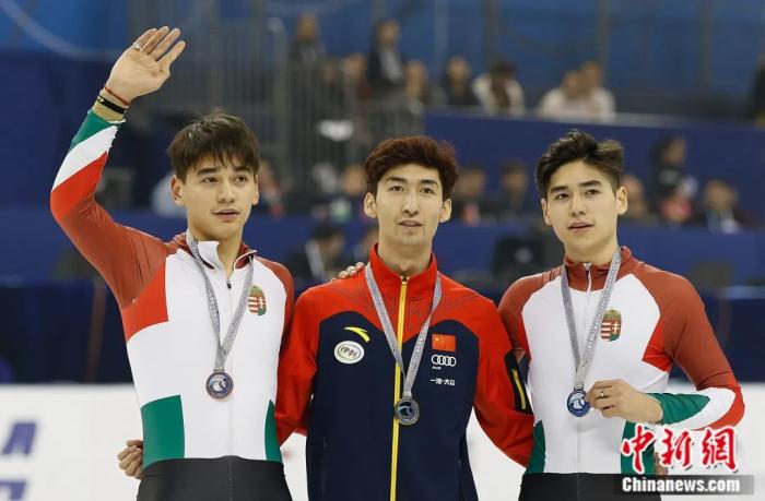 资料图:图为刘少林、刘少昂与武大靖合影。图片来源:Osports全体育图片社